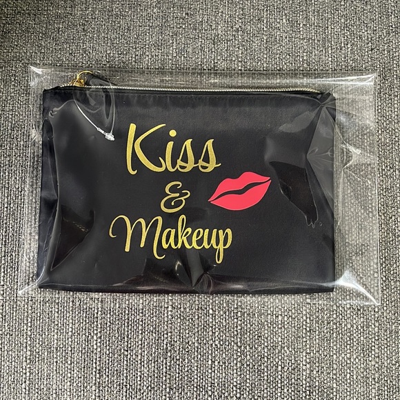 Kiss & Makeup 💋 Cosmetics Bag - Picture 8 of 8